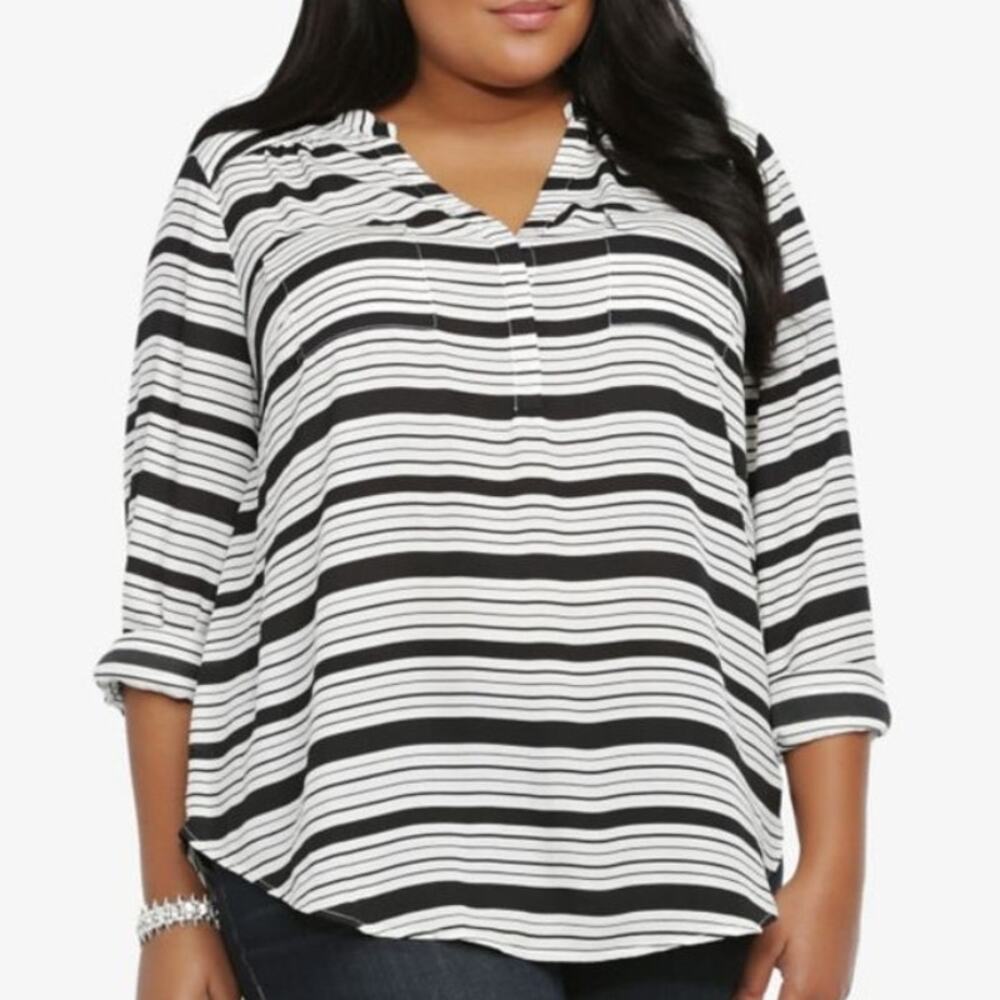 Torrid Striped Top Womens Size 2X White Black Flowy Career Blouse Tunic